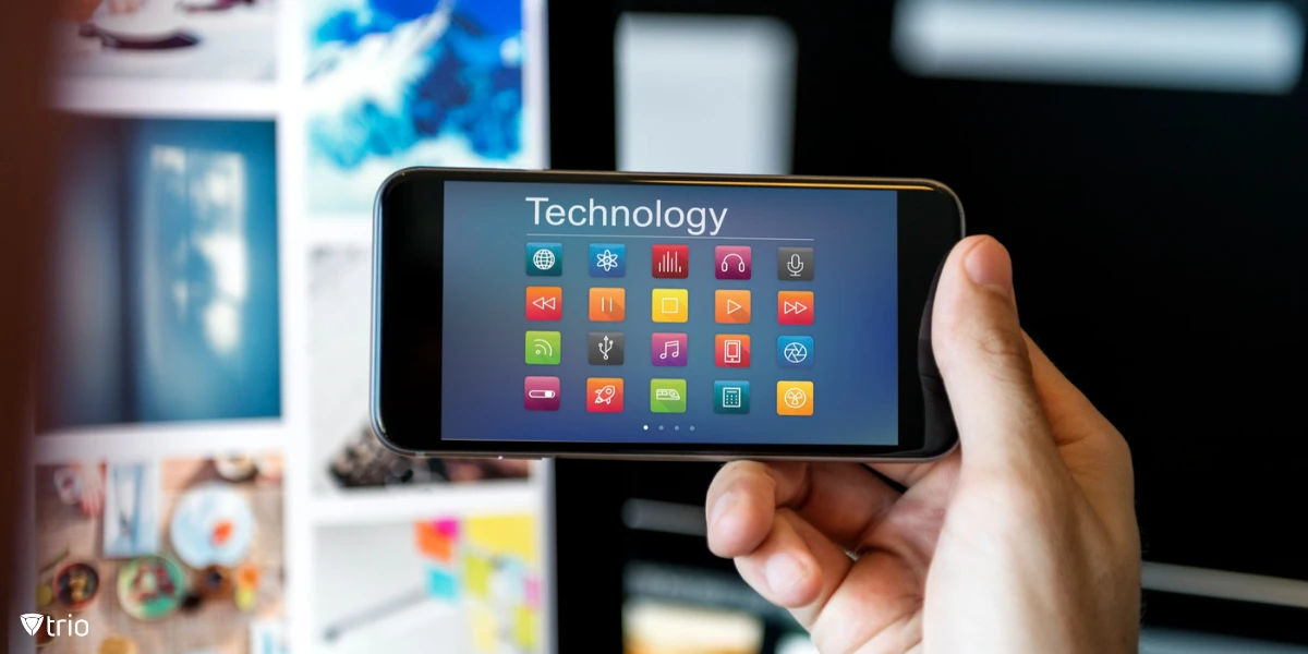 The hand of an employee holding up an Android phone that is connected to one of the best Android MDM solutions on cloud