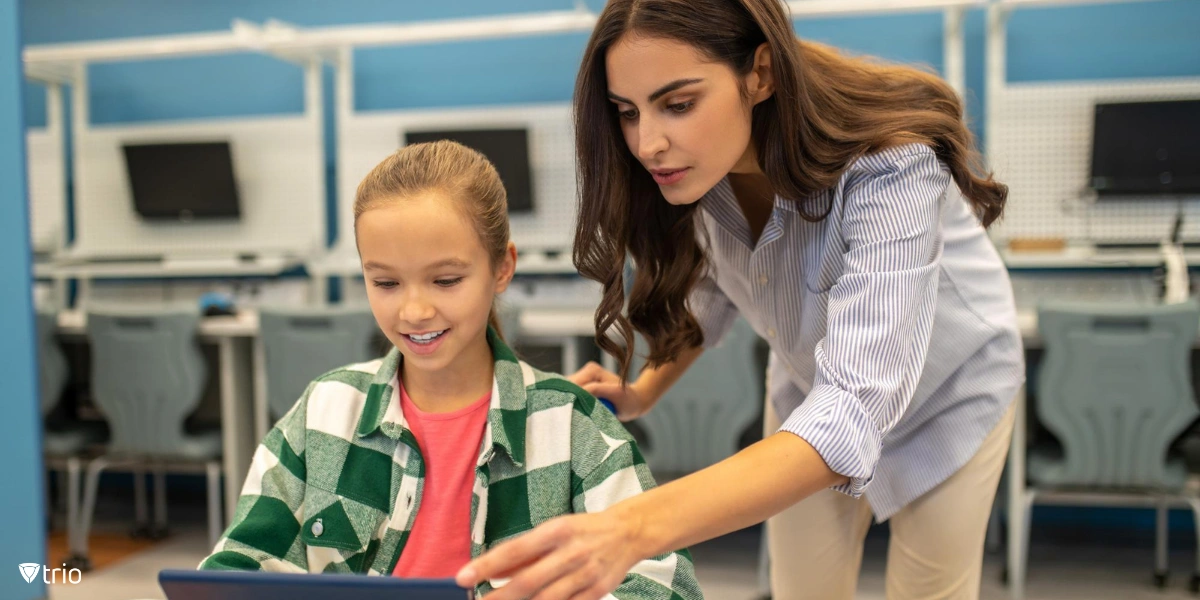 Lehrer verwendet iPad-Verwaltungssoftware für Schulen auf dem Tablet eines Schülers