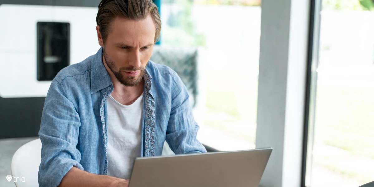  [Was genau ist Active Directory?] [Mann arbeitet an einem Laptop in einem modernen Büro.] 