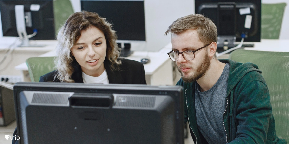 Mann und Frau arbeiten am Computer