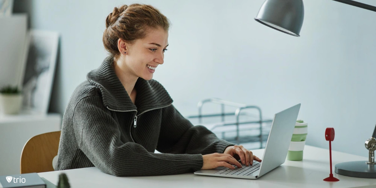 Geschäftsfrau arbeitet im Büro am Laptop