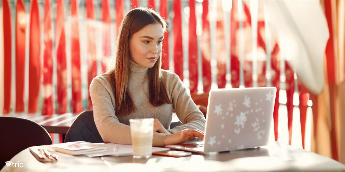 Frau arbeitet in einem Café an ihrem Laptop